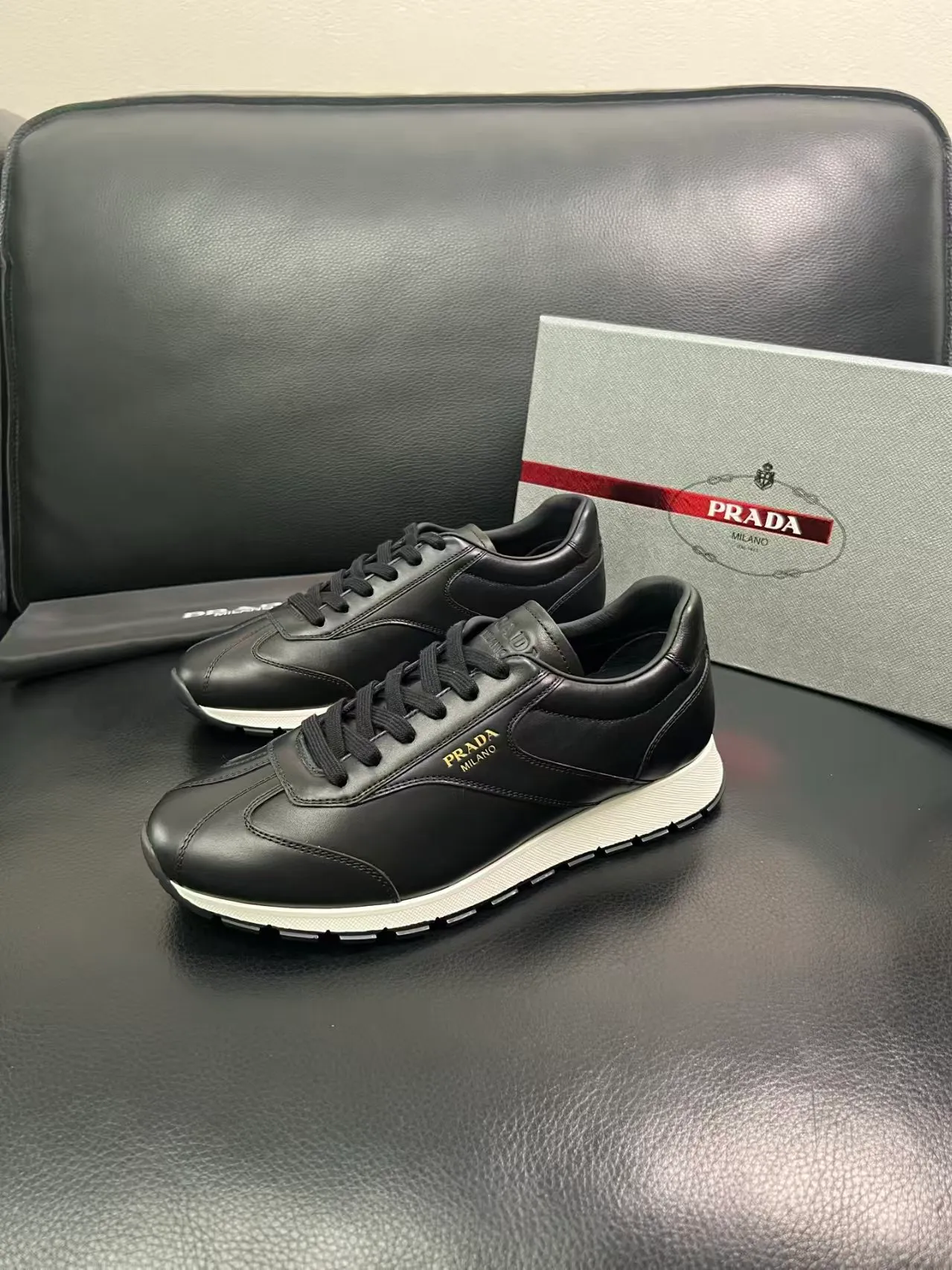 P440 38-45 Prada Prada’s new men’s leather sneakers, the highest version on the market, any comparison is welcome🆚! The original leather has excellent texture and is super high-end! Fetal sheep net lining imported from Italy, removable pad! Luxurious materials and fine workmanship, highly recommended! No. 058